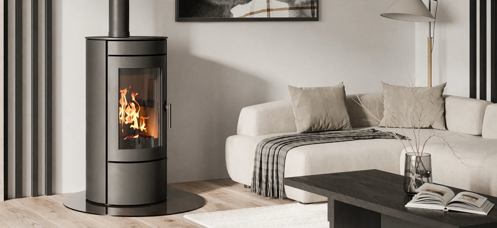 Nordic Fire Baldr CV houtkachel in lichte woonkamer naast bank