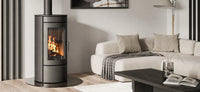 Nordic Fire Baldr CV houtkachel in lichte woonkamer naast bank