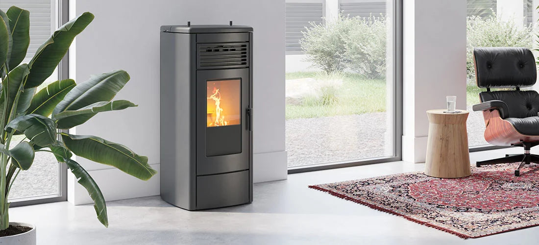 Nordic Fire HRV Viktor pelletkachel in moderne woonkamer met brandend vuur