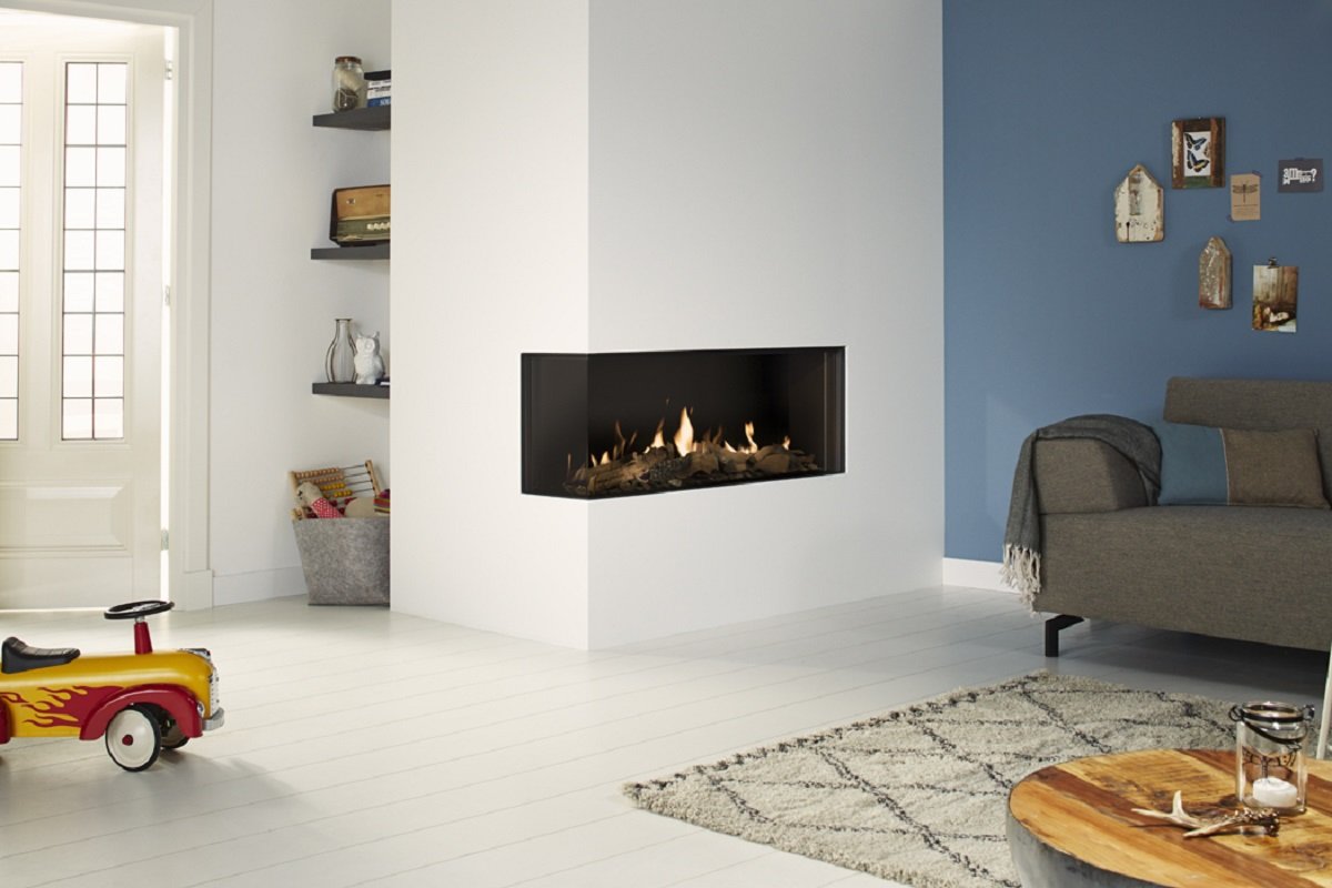 DRU Global 100 Corner BF in moderne woonkamer met brandend haardvuur