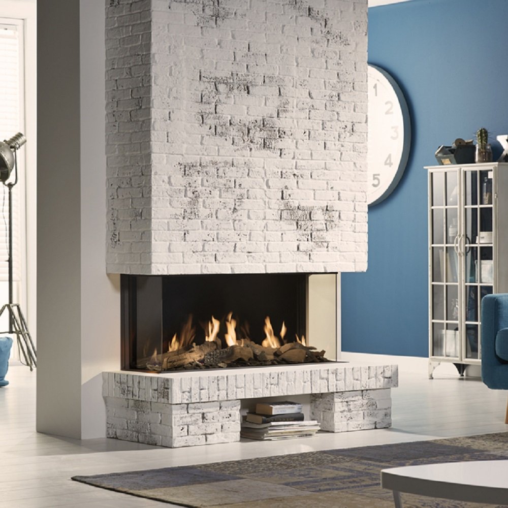 DRU Global 100 Triple BF in moderne woonkamer met bakstenen schouw en vlammen
