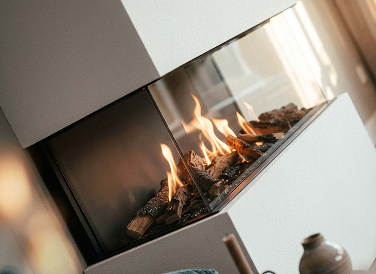 Wanders Danta 800 driezijdige haard met brandende houtblokken in een modern interieur