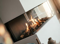 Wanders Danta 800 driezijdige haard met brandende houtblokken in een modern interieur