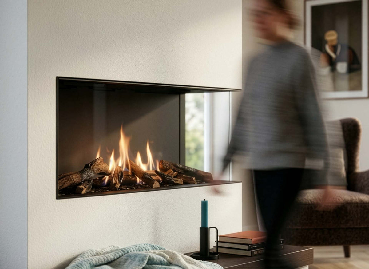 Wanders Danta 1100 hoek in moderne woonkamer met brandende vlammen en houtblokken