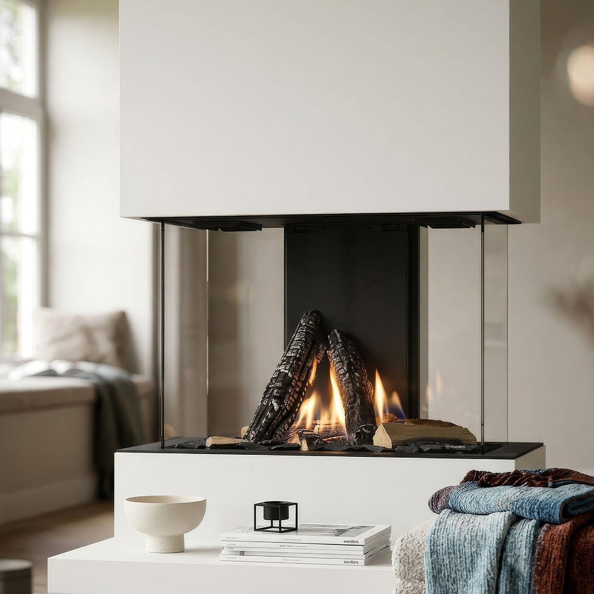 Wanders Danta 500 vijfzijdig met brandend vuur in een moderne woonkamer