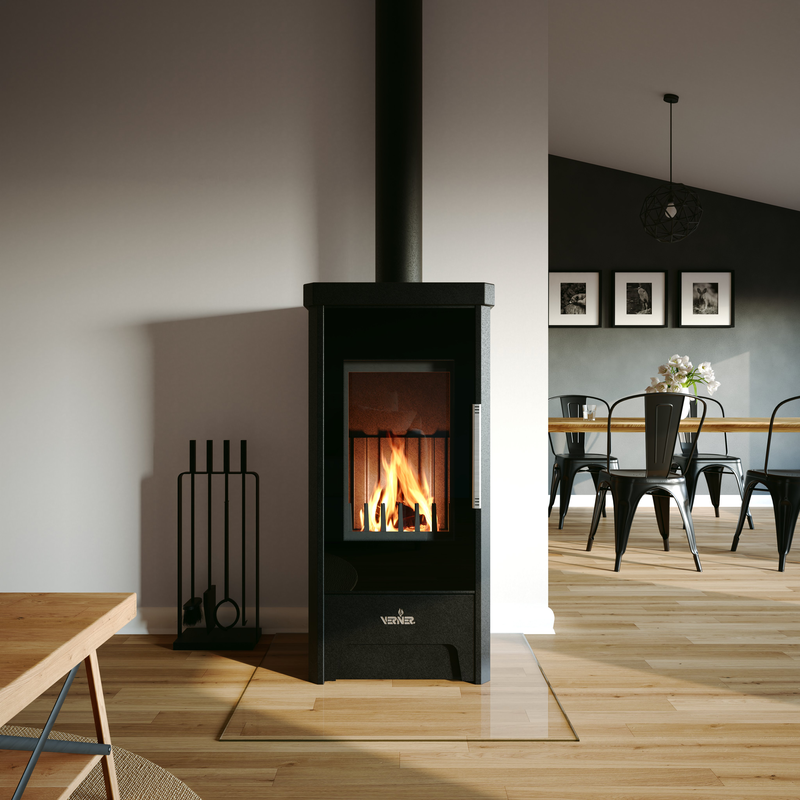 Verner 13/10.2 houtkachel in moderne woonkamer met brandend vuur