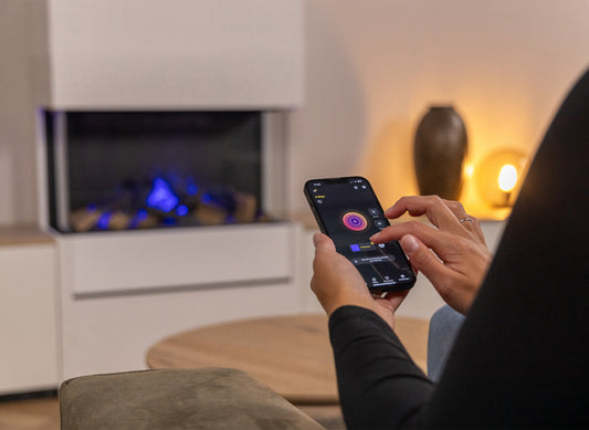 Dimplex 3 Step Multi Colour Optimyst in woonkamer, bediend via smartphone