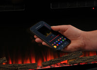 Dimplex Sense 50 bediend met smartphone-app boven elektrische haard met houtblokken en vlambeeld
