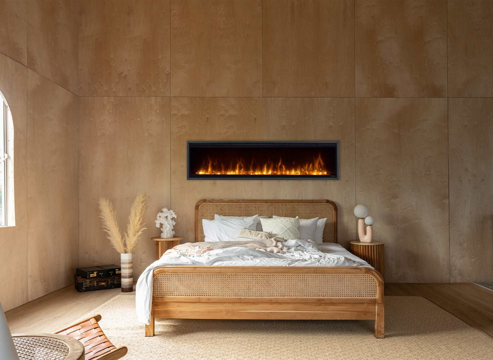 Dimplex Ignite XL 60" boven een bed in een slaapkamer met warme houten wanden