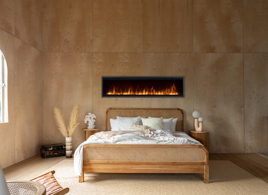 Dimplex Ignite XL 60" boven een bed in een slaapkamer met warme houten wanden