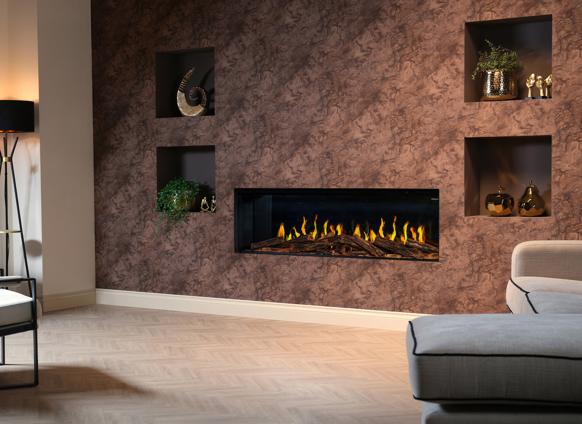 Dimplex Visage 74 ingebouwd in een sfeervolle woonkamer met vlammen en houtblokken