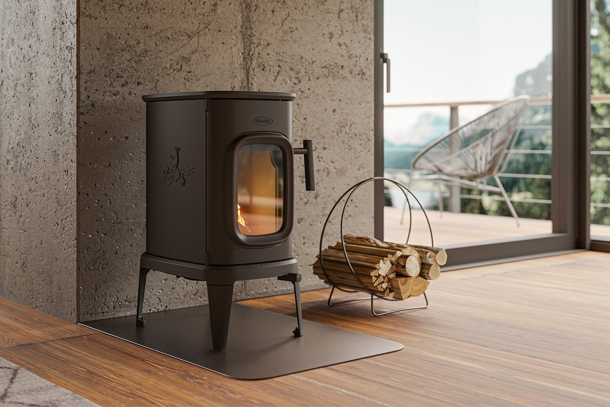 Dovre SAGA 101 houtkachel in een moderne woonkamer met brandend vuur