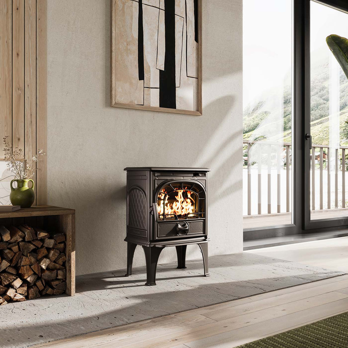 Dovre 250CBS-houtkachel brandend in een lichte woonkamer naast een houtopslag