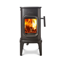 Dovre SAGA 101 houtkachel met brandend vuur op witte achtergrond