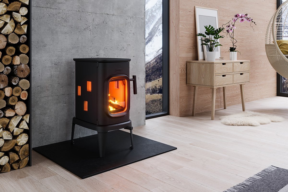 Dovre SAGA 107 houtkachel in moderne woonkamer met brandend vuur