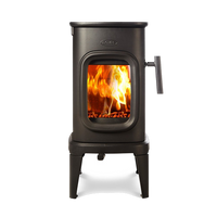 Dovre SAGA 107 houtkachel met brandende vlammen op witte achtergrond