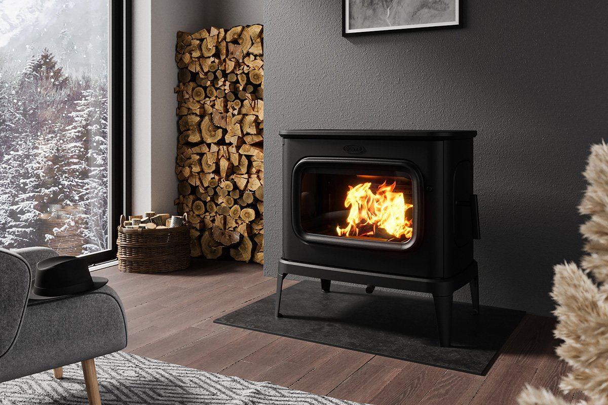 Dovre SAGA 301 houtkachel brandend in moderne woonkamer