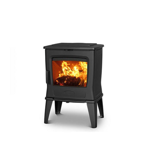 Dovre TAI35WT houtkachel met brandend vuur op witte achtergrond