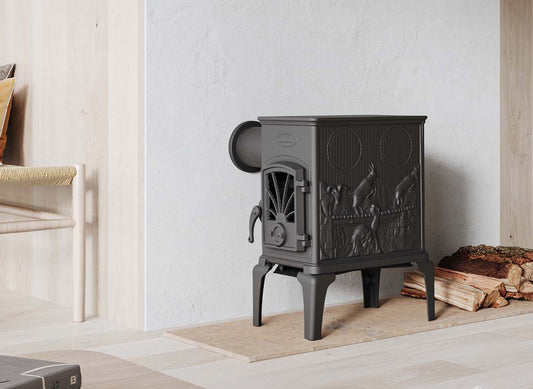 Dovre 40CBS houtkachel in een lichte woonkamer met houtblokken
