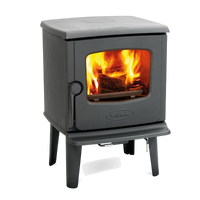 Dovre 325CB houtkachel met brandend vuur en grijze behuizing