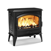 Dovre 760WD houtkachel met brandend vuur op vier poten