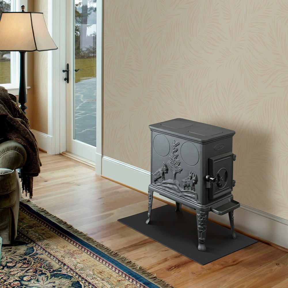 Dovre 100CBS/B houtkachel in woonkamer naast deur en stoel