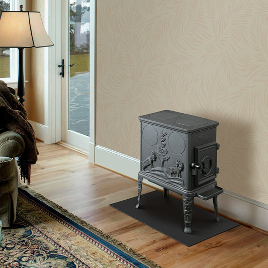 Dovre 100CBS/B houtkachel in woonkamer naast deur en stoel