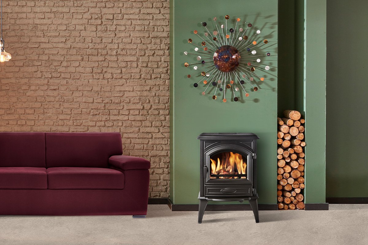 Dovre 540W houtkachel in moderne woonkamer met brandend vuur