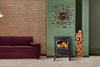 Dovre 540W houtkachel in moderne woonkamer met brandend vuur