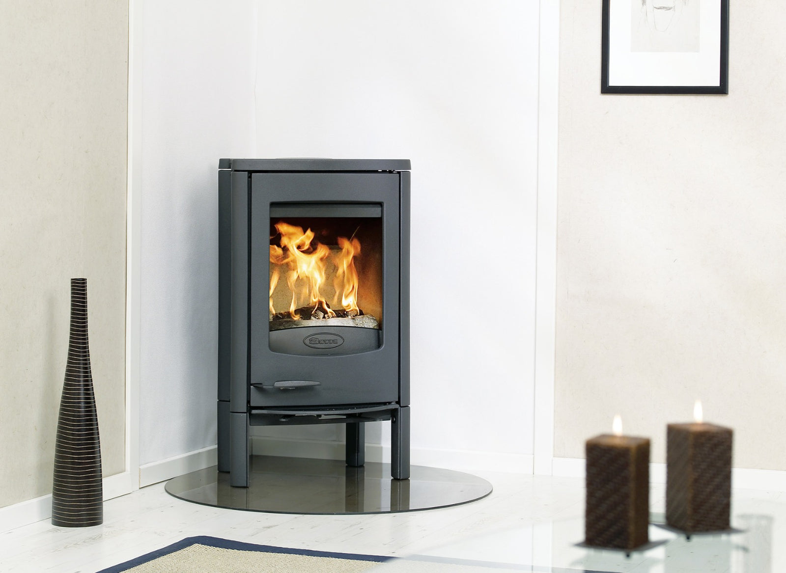 Dovre Astro 2/L houtkachel met brandend vuur in moderne woonkamer
