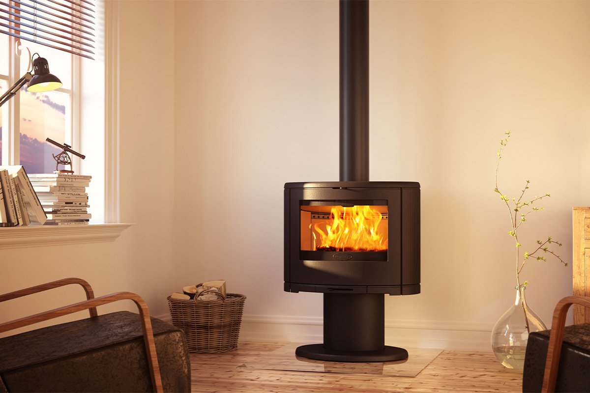 Dovre BOW/P houtkachel in een lichte woonkamer, met brandend vuur