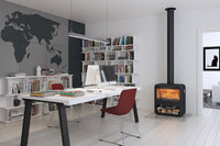 Dovre Rock500 WB houtkachel in moderne werkruimte met brandend vuur