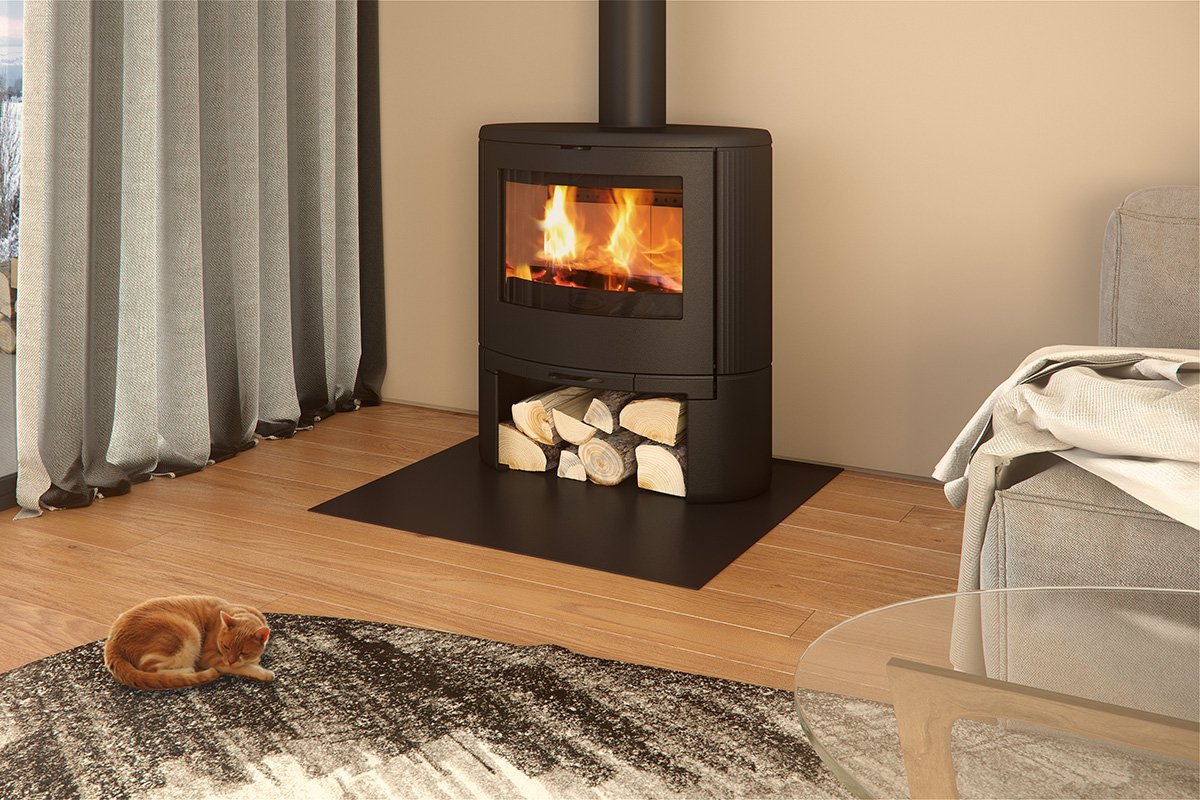 Dovre BOW houtkachel in woonkamer met brandend vuur en houtopslag