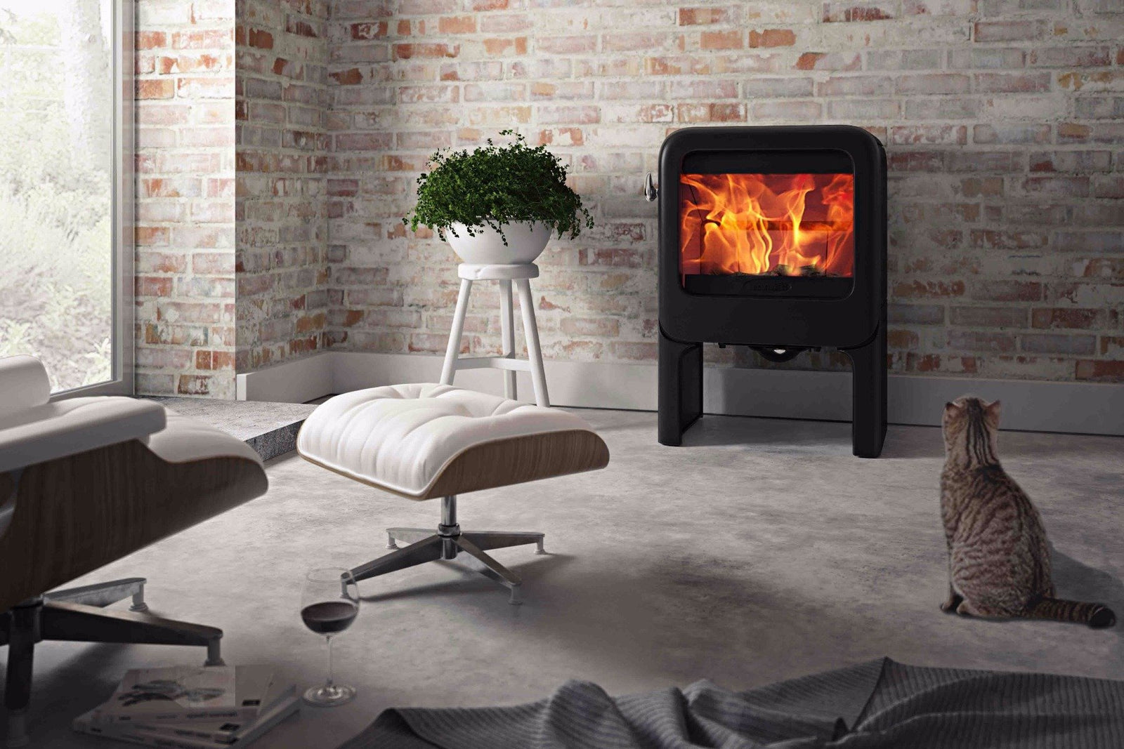 Dovre Rock350 TB houtkachel in moderne woonkamer met brandend vuur
