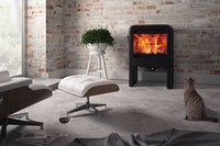 Dovre Rock350 TB houtkachel in moderne woonkamer met brandend vuur