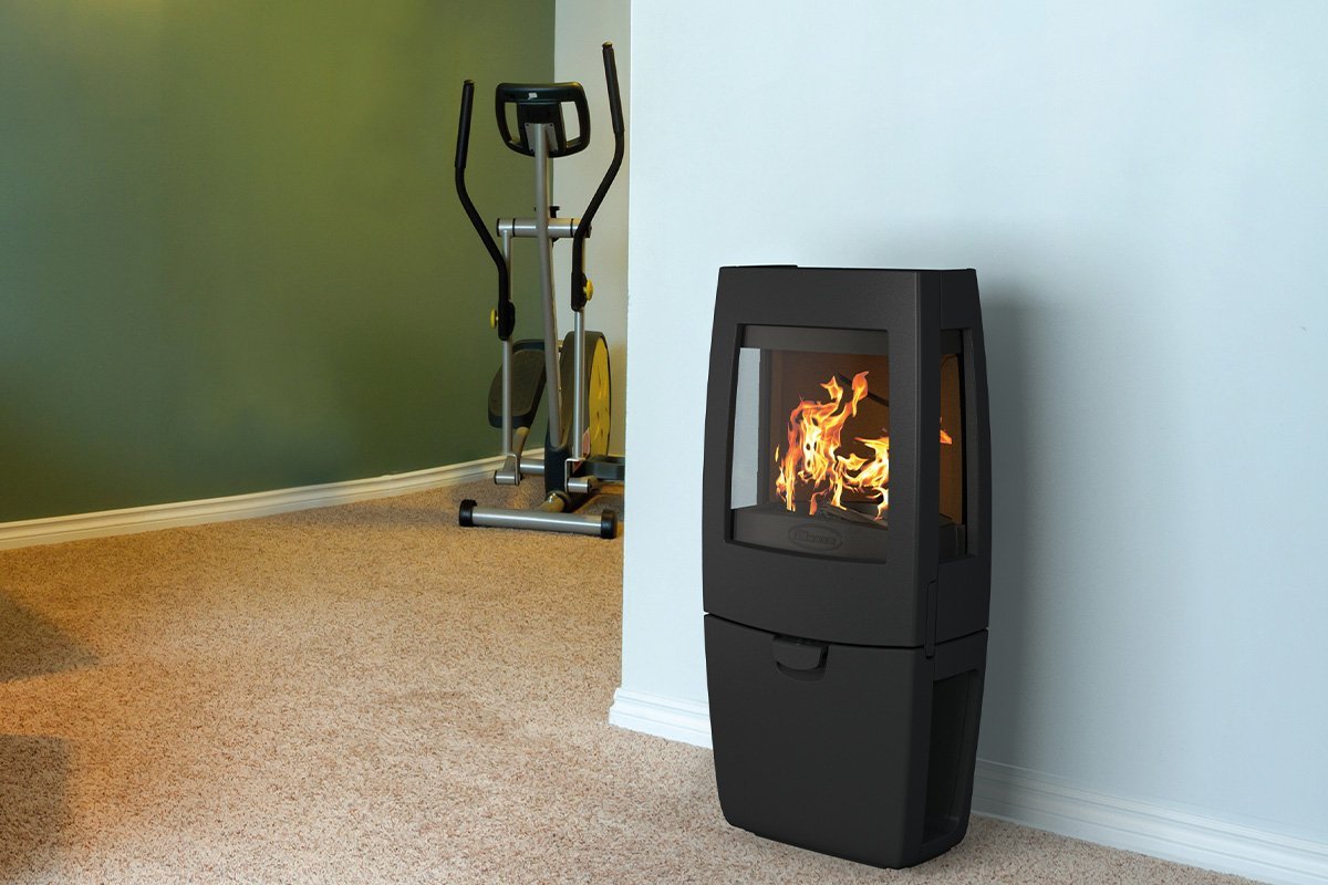 Dovre Sense 203 houtkachel in woonkamer met brandend vuur
