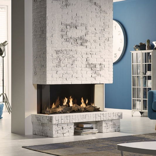DRU Global 100 Triple BF in moderne woonkamer met bakstenen schouw en vlammen