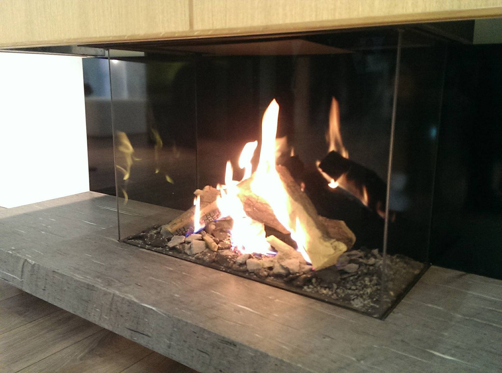 DRU Maestro 80/3 Eco Wave gashaard met brandende vlammen in een moderne inbouwhaard