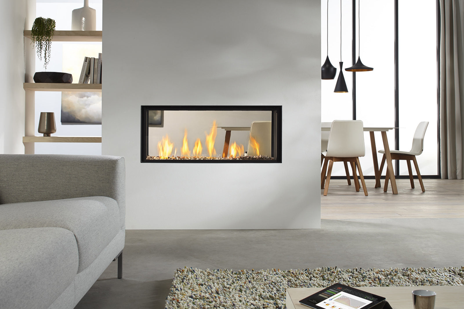 DRU Metro 100XT Tunnel Eco Wave in moderne woonkamer met brandend haardvenster