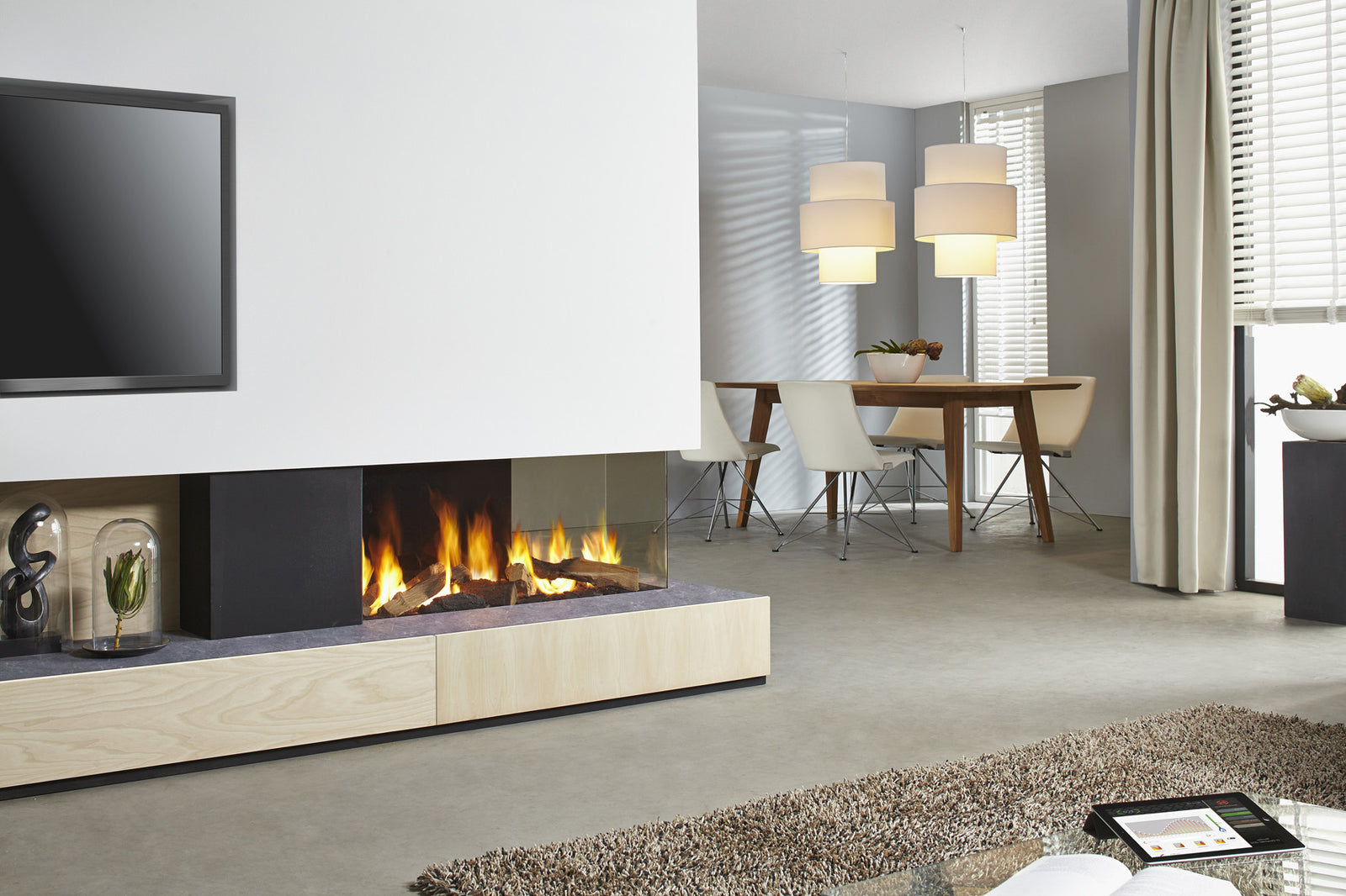 DRU Metro 100XTL Eco Wave ingebouwd in moderne woonkamer met eettafel