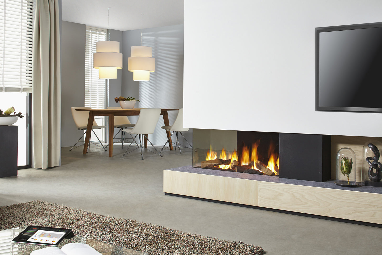 DRU Metro 100XTL Eco Wave in moderne woonkamer met ingebouwde haard en vlammen
