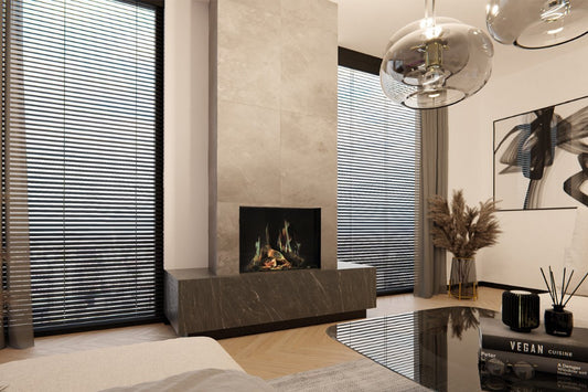 DRU Virtuo 75 in moderne woonkamer met ingebouwde haard en vlammen