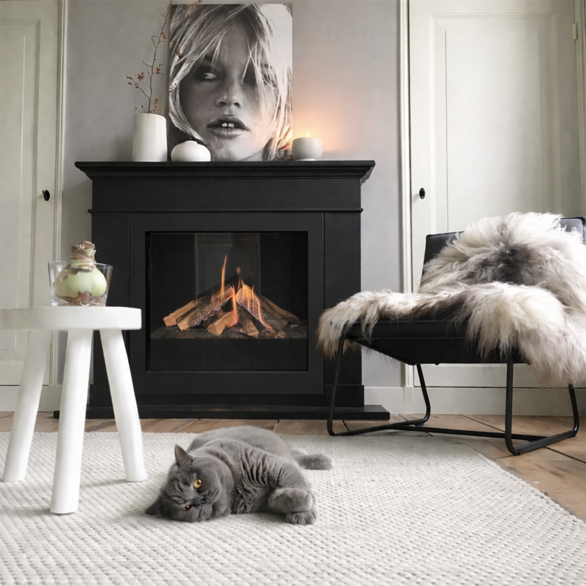 Element4 DSE 70 in zwarte haard in woonkamer met brandend vuur