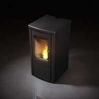 Duroflame Cleo Glide Top pelletkachel met brandend vuur op donkere achtergrond
