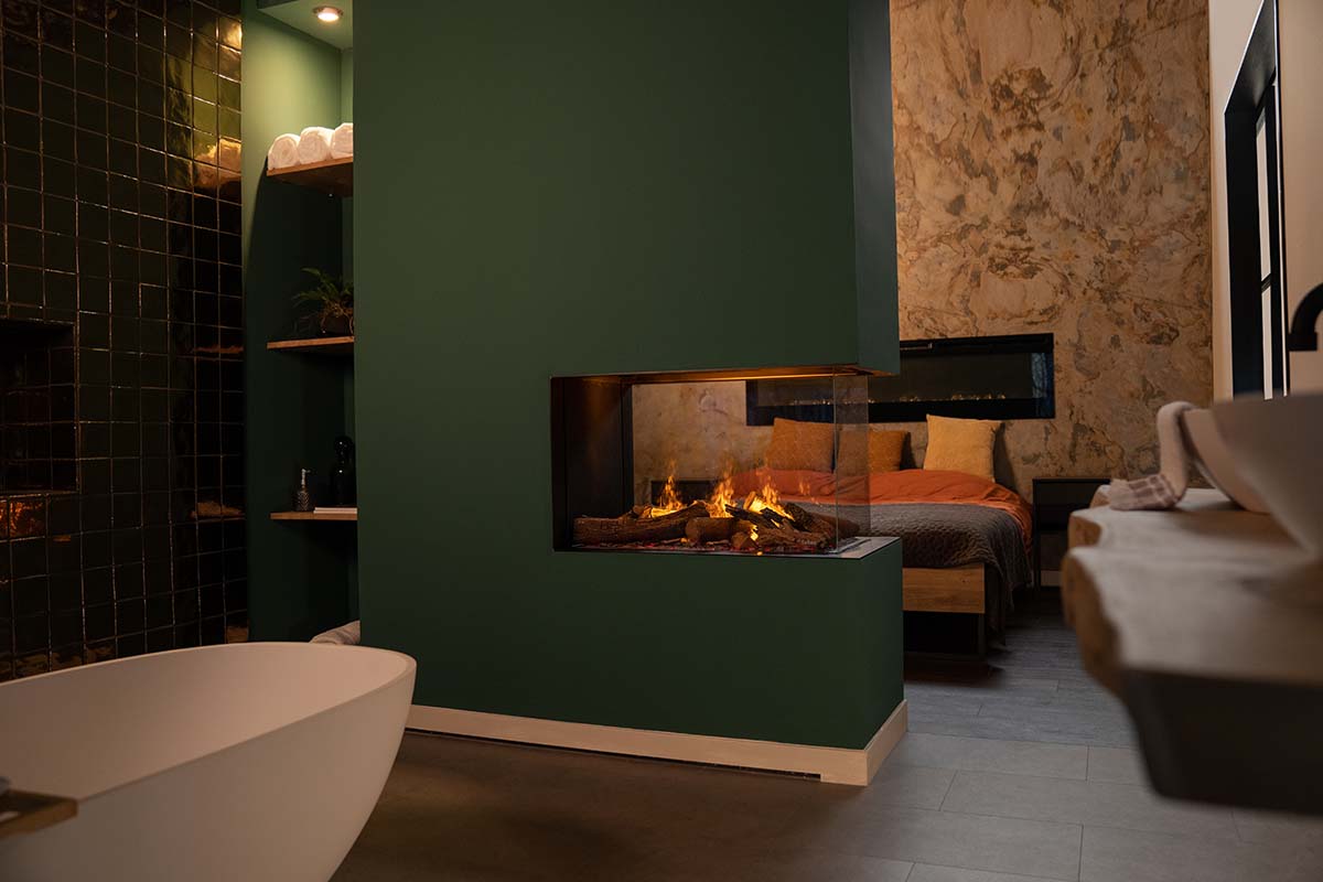Faber e-MatriX Mood 800/500 RD in moderne badkamer met haard en bad