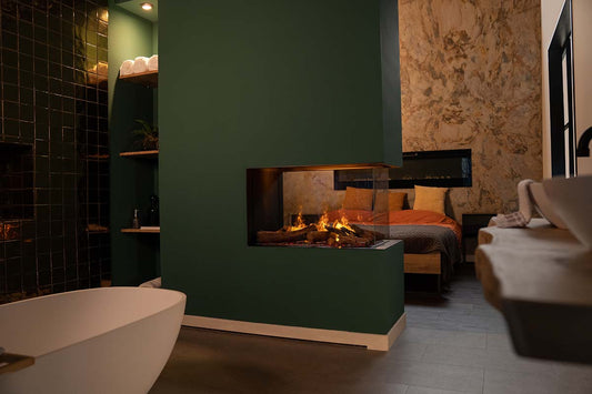 Faber e-MatriX Mood 800/500 RD in moderne badkamer met haard en bad