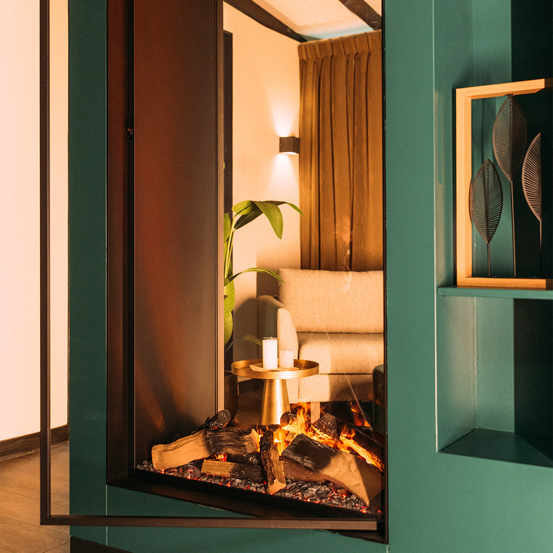 Faber e-matrix Vertical 800/1600 ST in moderne woonkamer met vlammen