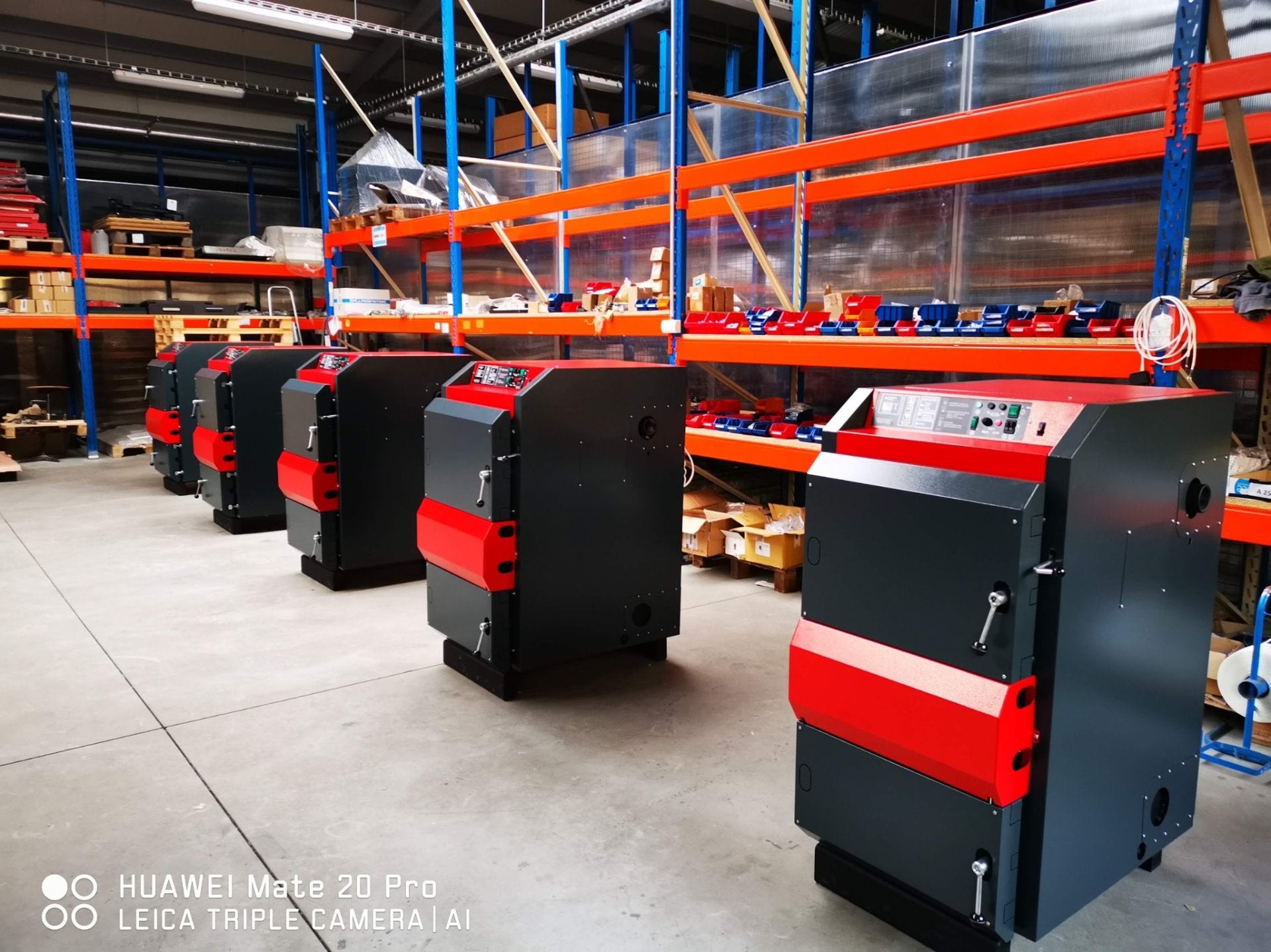 Verner GN25D ketels in magazijn met rekken en dozen