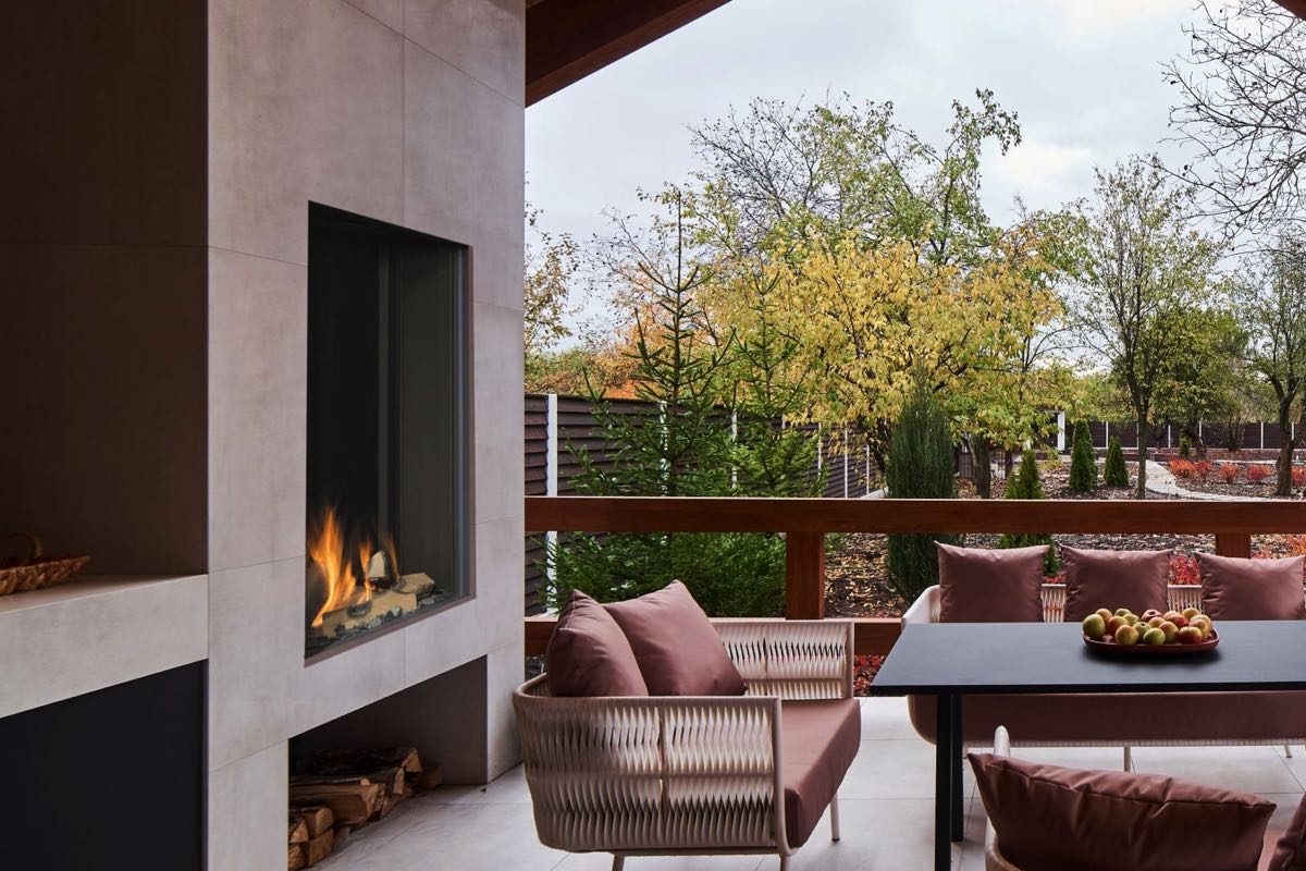 Element4 Sky Medium Front Outdoor in moderne buitenlounge met vlammen