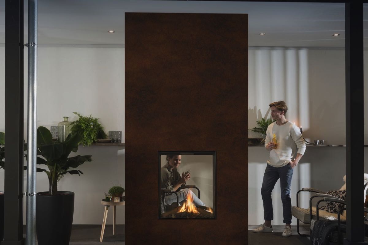 Element4 Sky Small Tunnel Outdoor in moderne ruimte met brandend vuur en man